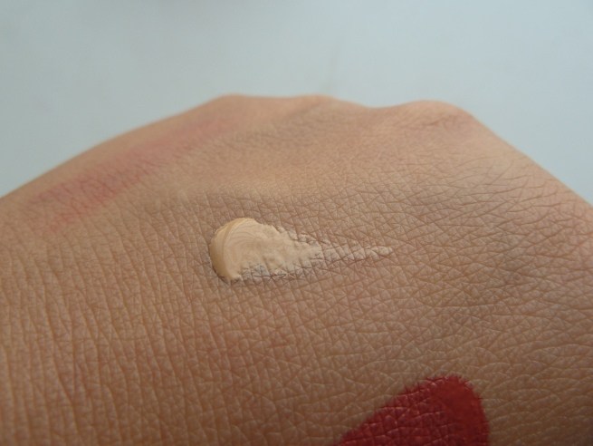 estee-lauder-double-wear-light-stay-in-place-makeup-swatch