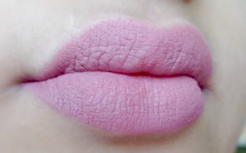 faces-ultime-pro-blushing-nude-matte-lip-crayon-lip-swatch