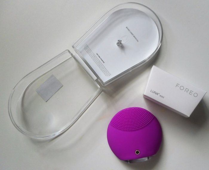 foreo-luna-mini-facial-cleansing-brush-review-700x569