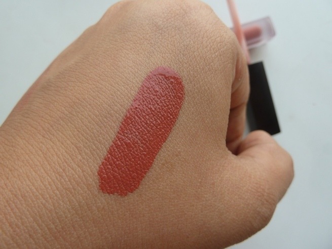 huda-beauty-icon-liquid-matte-lipstick-swatch-on-hands