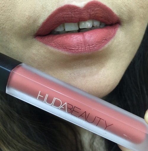 huda-beauty-icon-liquid-matte-lipstick-swatch-on-lips
