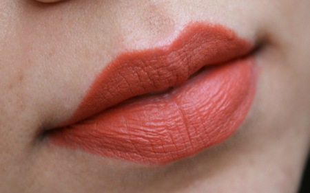 kat-von-d-chula-studded-kiss-lipstick-review4