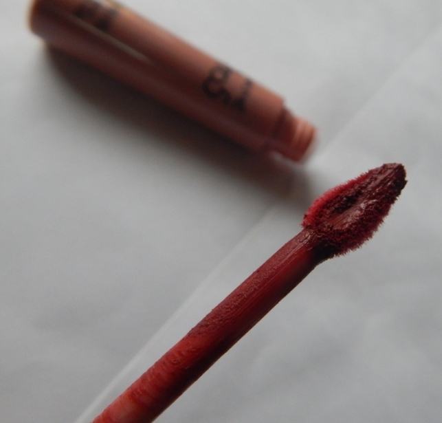 lakme-9-to-5-burgundy-lush-weightless-matte-mousse-lip-and-cheek-color-applicator