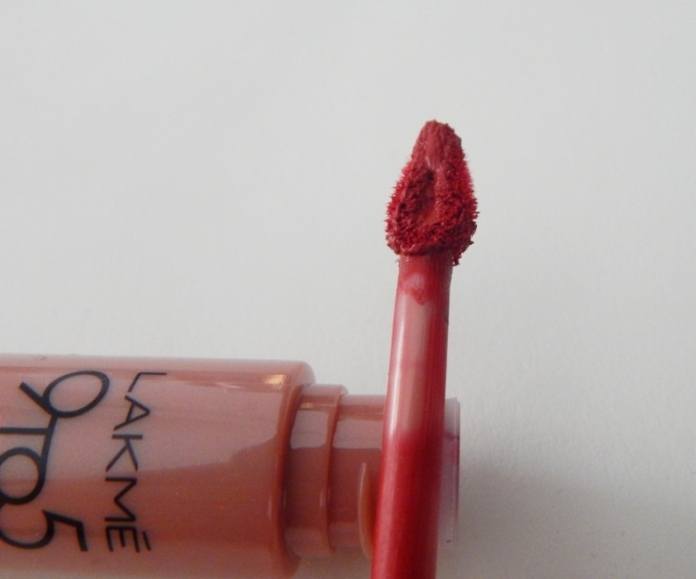 lakme-9-to-5-crimson-silk-weightless-matte-mousse-lip-and-cheek-color-applicator