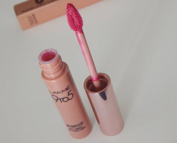 lakme-9-to-5-fuchsia-suede-weightless-matte-mousse-lip-and-cheek-color-review