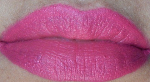 lakme-9-to-5-fuchsia-suede-weightless-matte-mousse-lip-and-cheek-color-lip-swatch