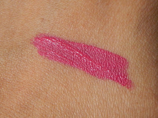 lakme-9-to-5-fuchsia-suede-weightless-matte-mousse-lip-and-cheek-color-swatch