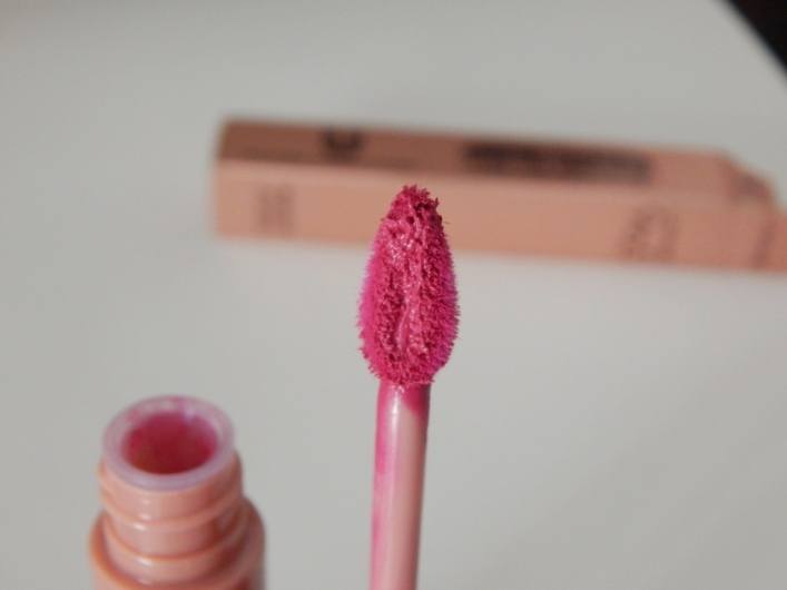 lakme-9-to-5-fuchsia-suede-weightless-matte-mousse-lip-and-cheek-color-wand