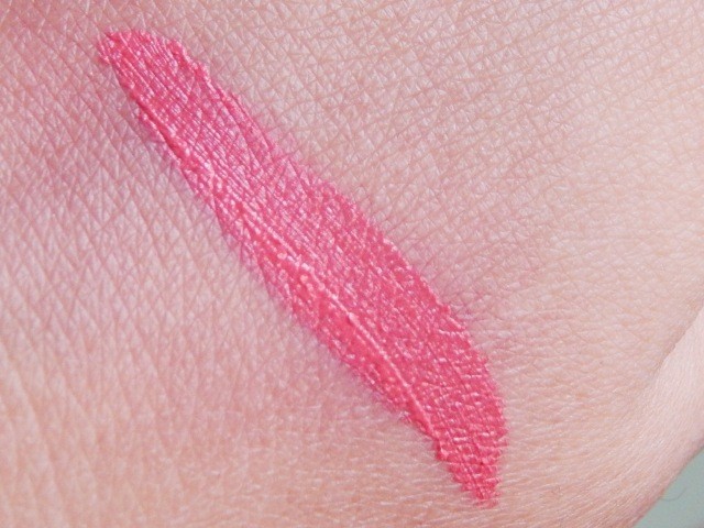 lakme-9-to-5-pink-plush-weightless-matte-mousse-lip-and-cheek-color-swatch