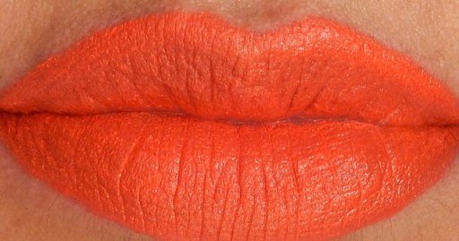 lakme-9-to-5-tangerine-fluff-weightless-matte-mousse-lip-and-cheek-color-swatch-on-lips