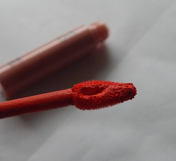 lakme-9-to-5-tangerine-fluff-weightless-matte-mousse-lip-and-cheek-color-wand