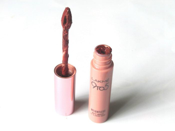 lakme-9to5-cocoa-soft-weightless-matte-mousse-lip-cheek-color-review-3