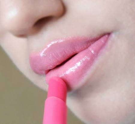maybelline-baby-lips-bright-out-loud-pink-alert-review2