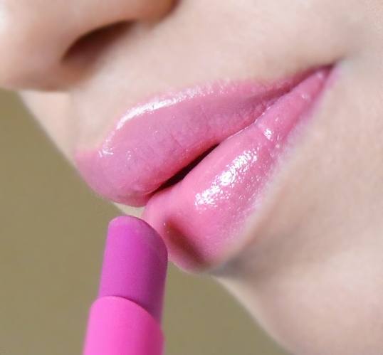 maybelline-baby-lips-color-bright-out-loud-beaming-violet-lip-swatch