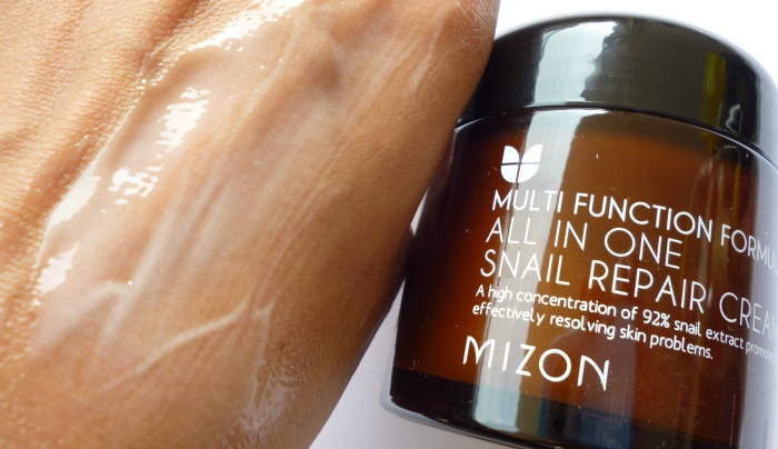 mizon-multi-function-formula-all-in-one-snail-repair-cream-blended-on-skin