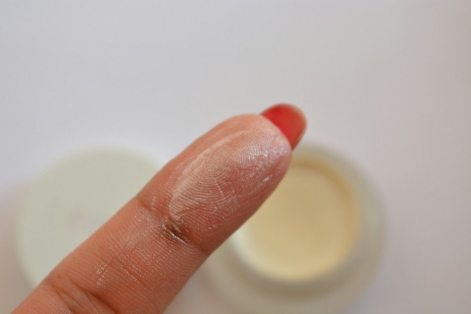 rms-beauty-living-luminizer-swatch-on-fingers