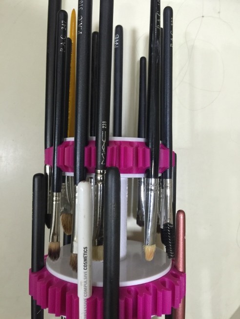 sigma-dryn-shape-tower-eyes-with-eye-makeup-brushes