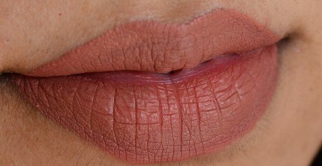 smashbox-stepping-out-always-on-liquid-lipstick-lip-swatch