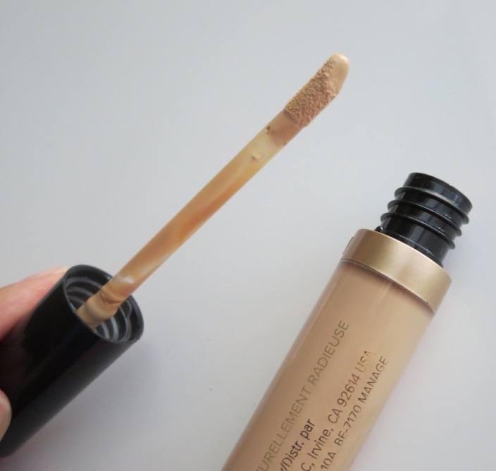 too-faced-born-this-way-naturally-radiant-concealer-applicator-wand