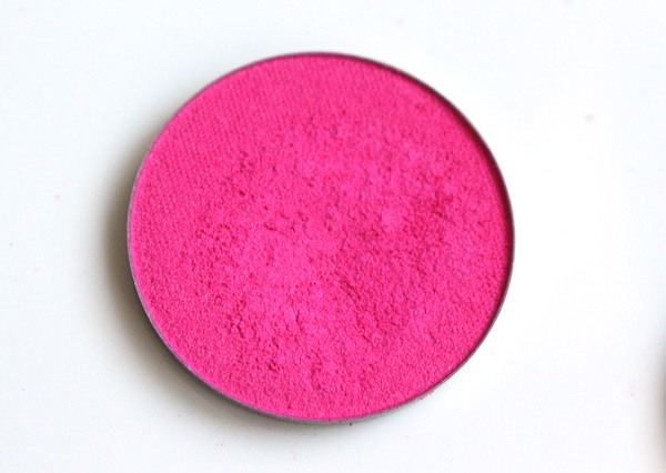 make-up-for-ever-eyeshadow-s852-neon-pink-review