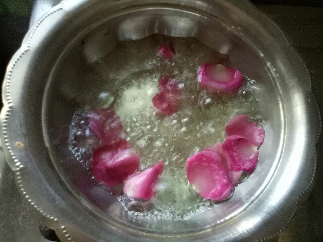 how-to-make-rose-water-at-home-2