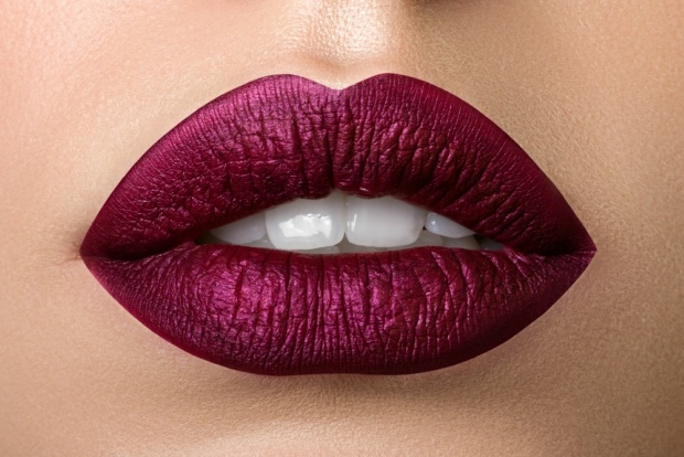 10-tips-to-pull-off-the-dark-lipstick-trend2