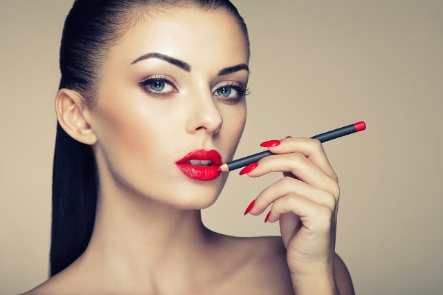 6-awesome-makeup-hacks-for-the-party-season-lipstick-application