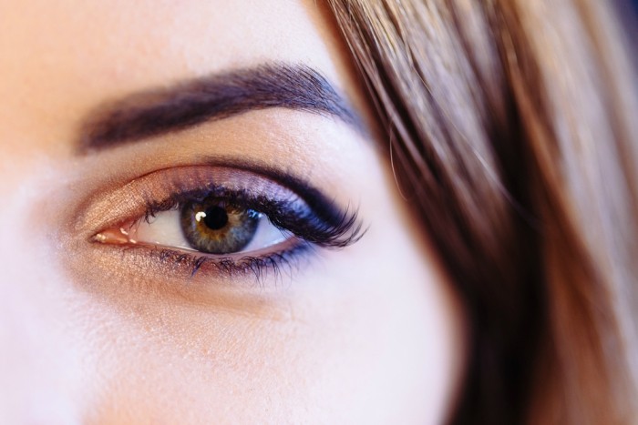 6-simple-ways-to-sport-colored-eyeliners-at-work2