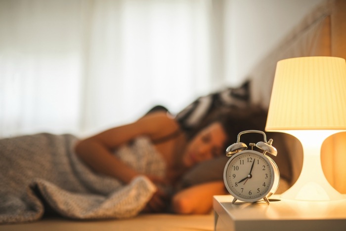 7-bedtime-habits-that-cause-more-harm-to-your-skin