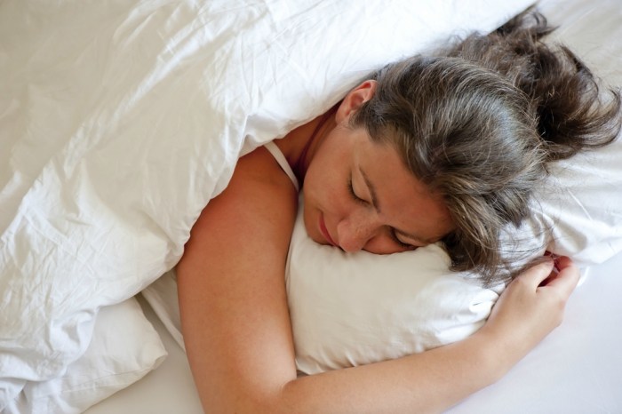 7-bedtime-habits-that-cause-more-harm-to-your-skin4