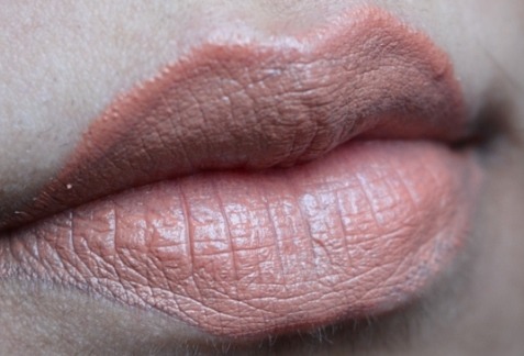 charlotte-tilbury-hepburn-honey-k-i-s-s-i-n-g-lipstick-swatch-on-lips