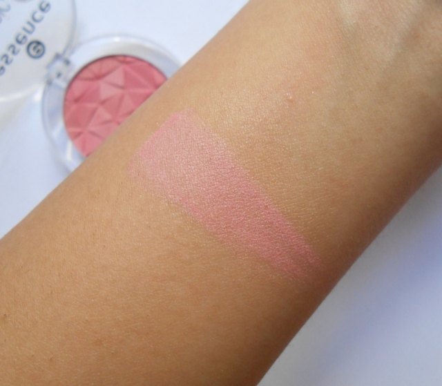 essence-40-the-berry-connection-mosaic-blush-swatch