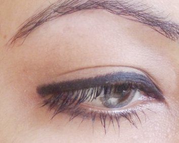 grey-contact-lens makeup