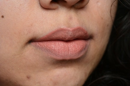 huda-beauty-bombshell-liquid-matte-lipstick-review3