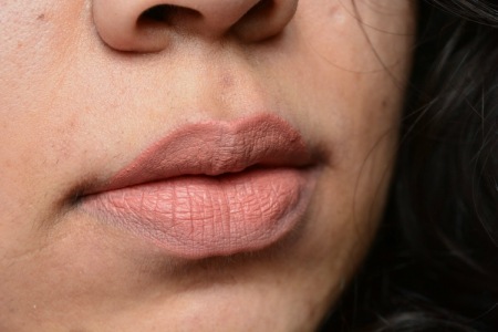 huda-beauty-bombshell-liquid-matte-lipstick-review4
