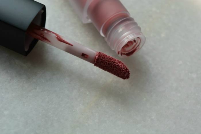 huda-beauty-liquid-matte-lipstick-muse-review8