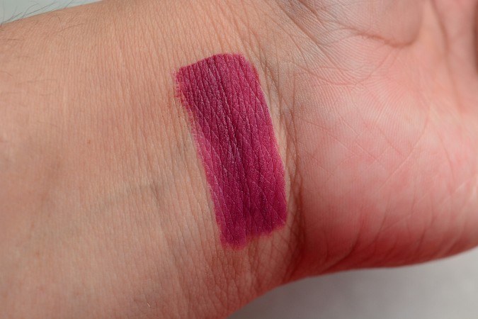 huda-beauty-material-girl-liquid-matte-lipstick-swatch-on-hand