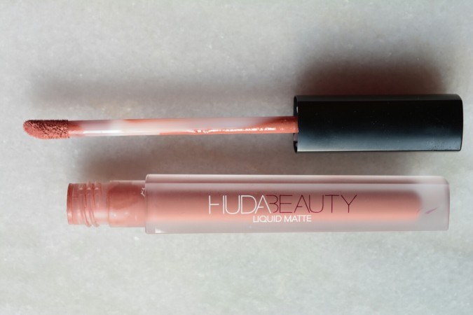 Herdenkings makkelijk te gebruiken Heup Huda Beauty Venus Liquid Matte Lipstick Review
