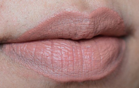 huda-beauty-venus-liquid-matte-lipstick-lip-swatch