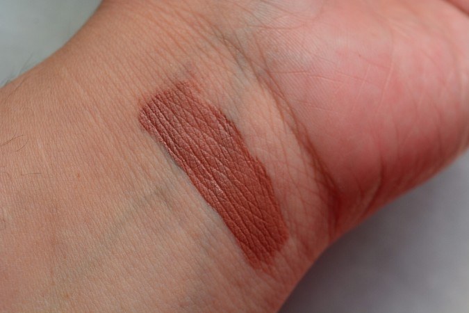 huda-beauty-venus-liquid-matte-lipstick-swatch-on-hands