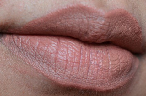 huda-beauty-venus-liquid-matte-lipstick-swatch-on-lips