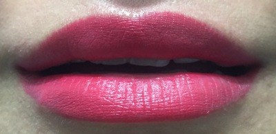 kiko-unlimited-stylo-003-hibiscus-red-long-lasting-lipstick-swatch-on-lips
