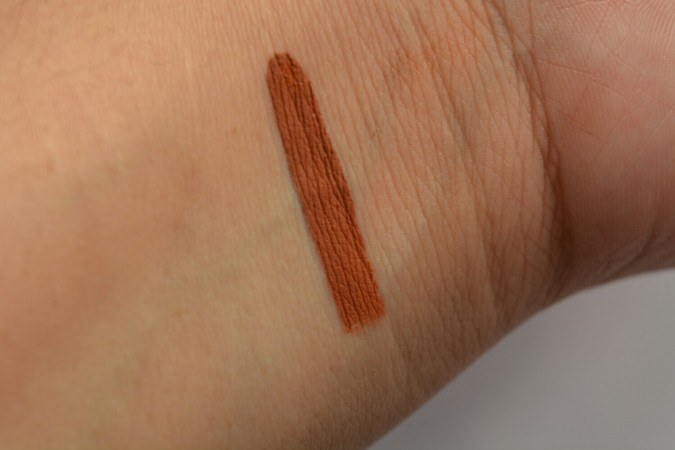 kylie-pumpkin-matte-liquid-lipstick-swatch-on-hands