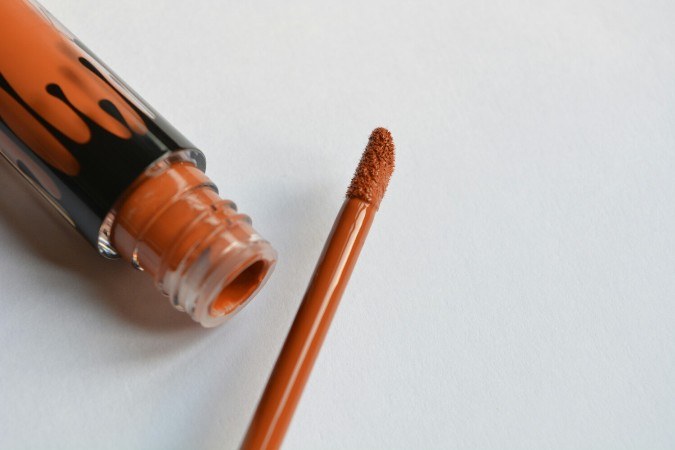 kylie-pumpkin-matte-liquid-lipstick-wand
