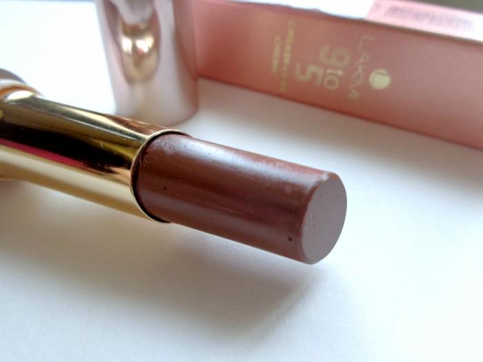 lakme-9-to-5-creaseless-creme-lipstick-caramel-cut-review1