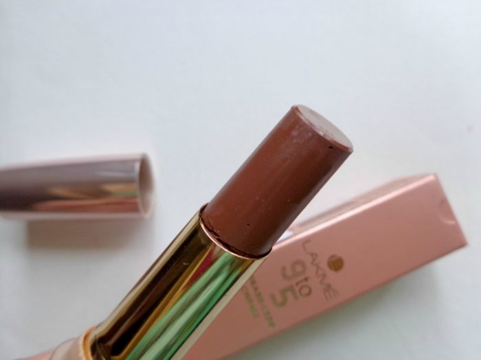 lakme-9-to-5-creaseless-creme-lipstick-caramel-cut-review5