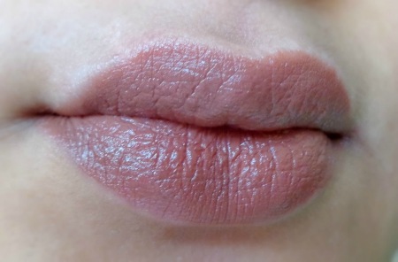 lakme-9-to-5-creaseless-creme-lipstick-caramel-cut-review7