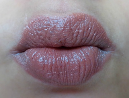 lakme-9-to-5-creaseless-creme-lipstick-caramel-cut-review8