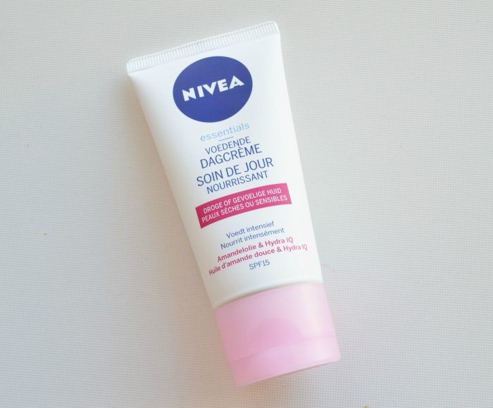 nivea-daily-essentials-light-moisturising-day-cream-dry-and-sensitive-skin-spf-15-review2