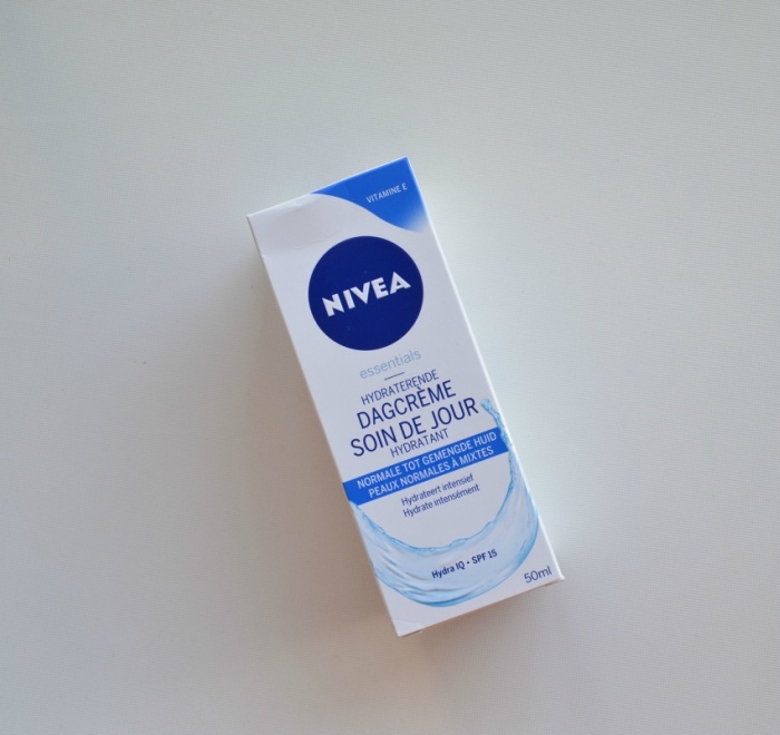 nivea-daily-essentials-moisture-day-cream-spf-15-review1